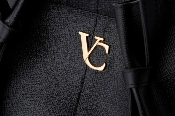 Vince Camuto Foggia Bolsa de Hombro Negra en Cuero de Polivinilo